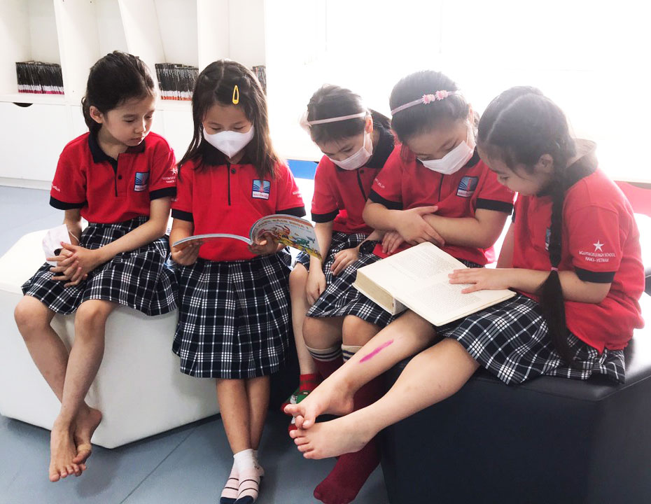 Những giờ đọc sách đầu tiên tại Thư viện của các bé em lớp 1
