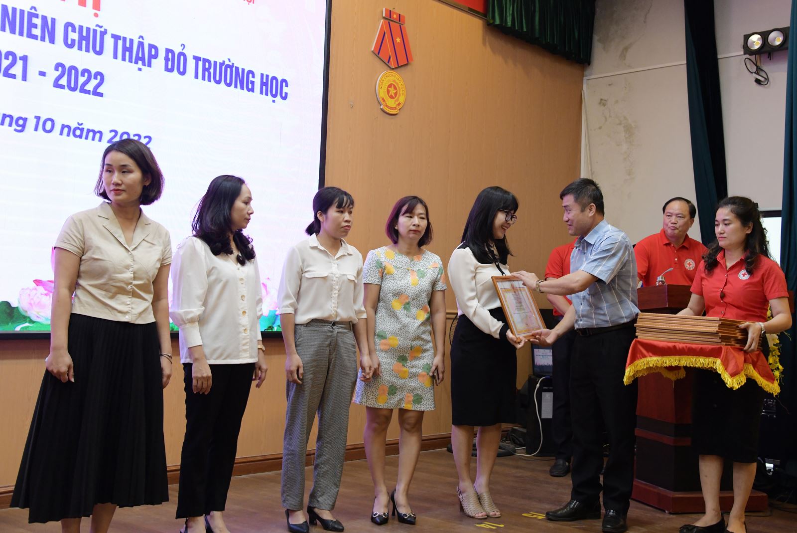 Hội Chữ thập đỏ TP Hà Nội tặng Giấy khen tập thể, cá nhân trường Nguyễn Siêu