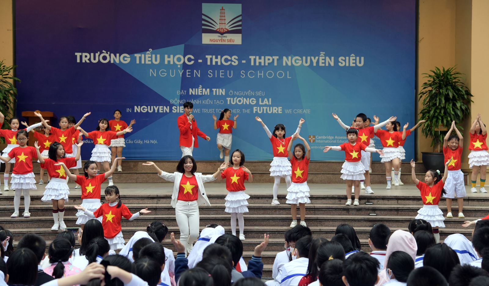 Sinh hoạt dưới cờ của học sinh Tiểu học: Rực rỡ sắc đỏ Việt Nam