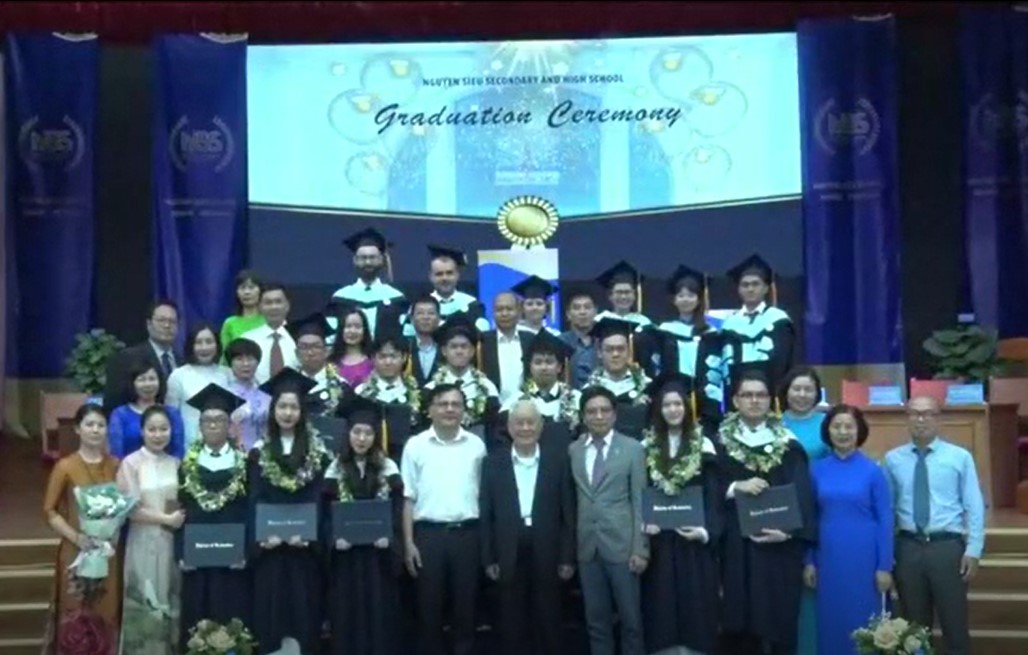 Lễ tốt nghiệp khóa A Level đầu tiên của trường Nguyễn Siêu năm học 2019 - 2020