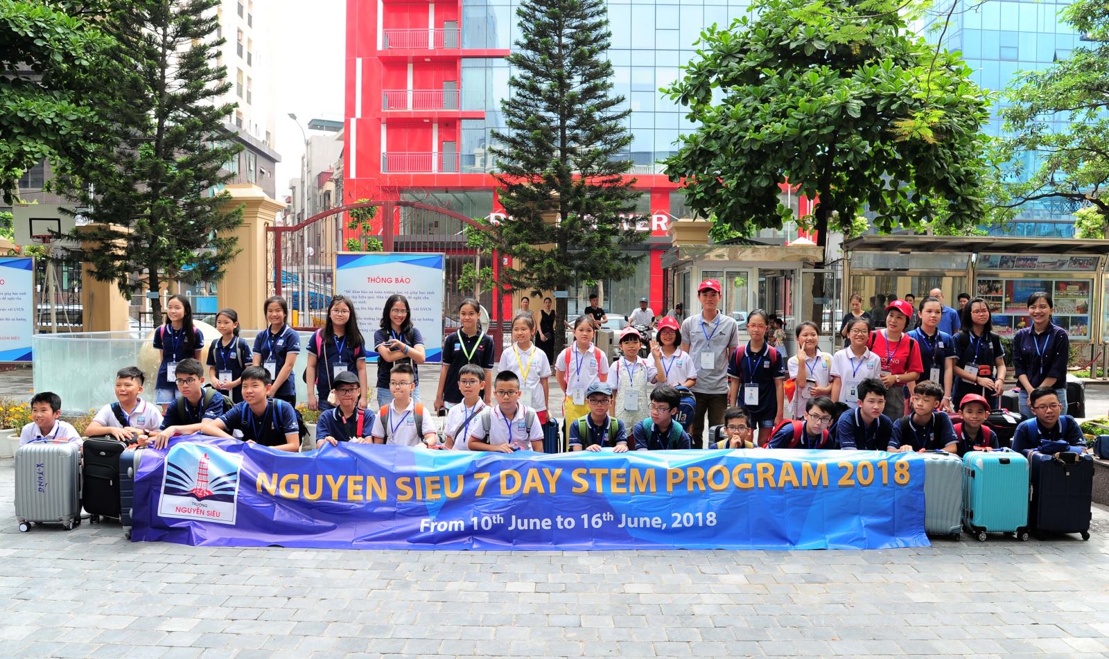 Đoàn học sinh Nguyễn Siêu dự trại hè STEM tại Singapore