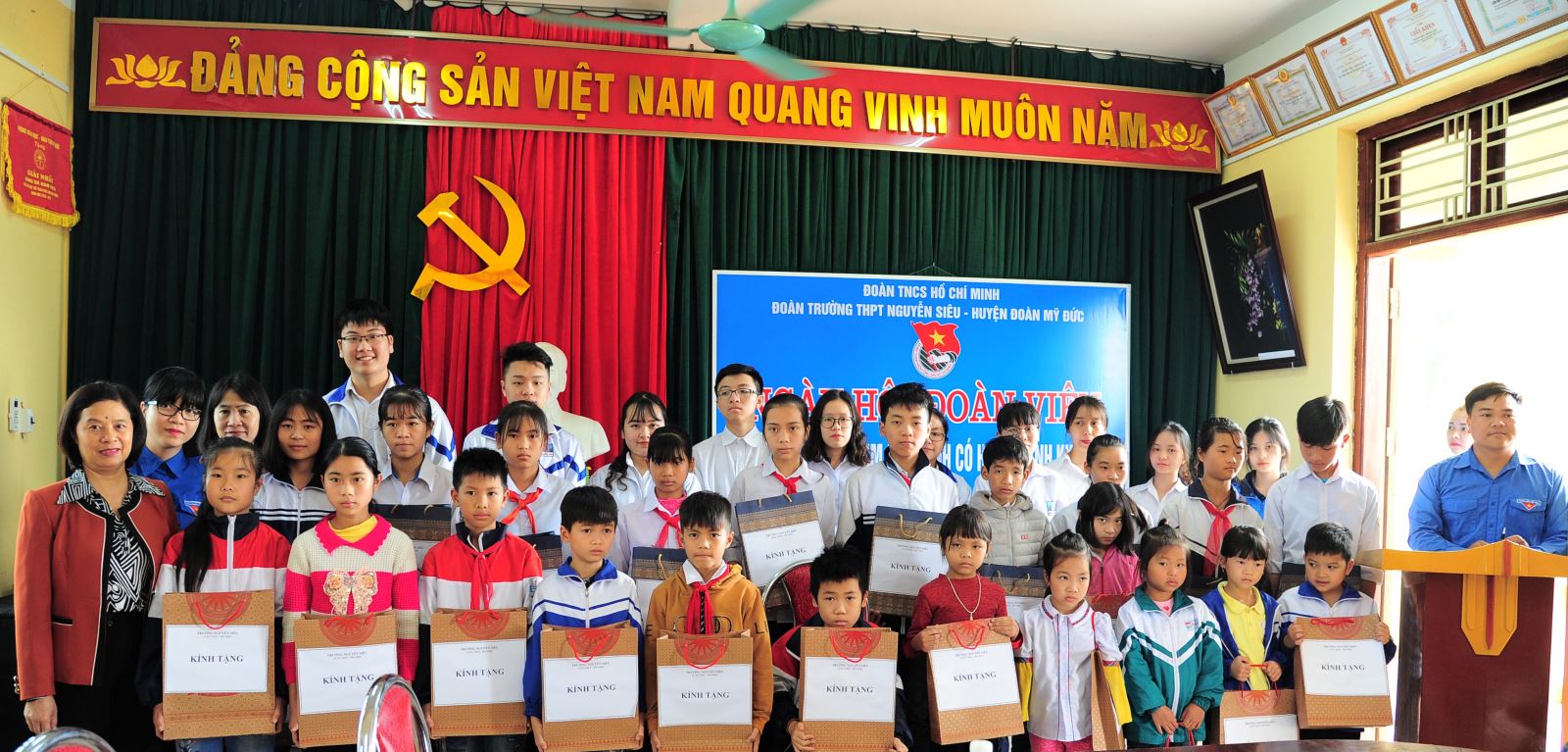 Đoàn TNCS HCM trường Nguyễn Siêu tặng quà học sinh khó khăn huyện Mỹ Đức