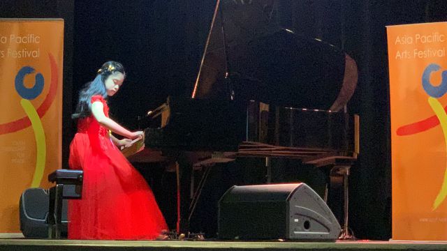 Cô gái xinh đẹp 12 tuổi với bảng vàng thành tích Piano