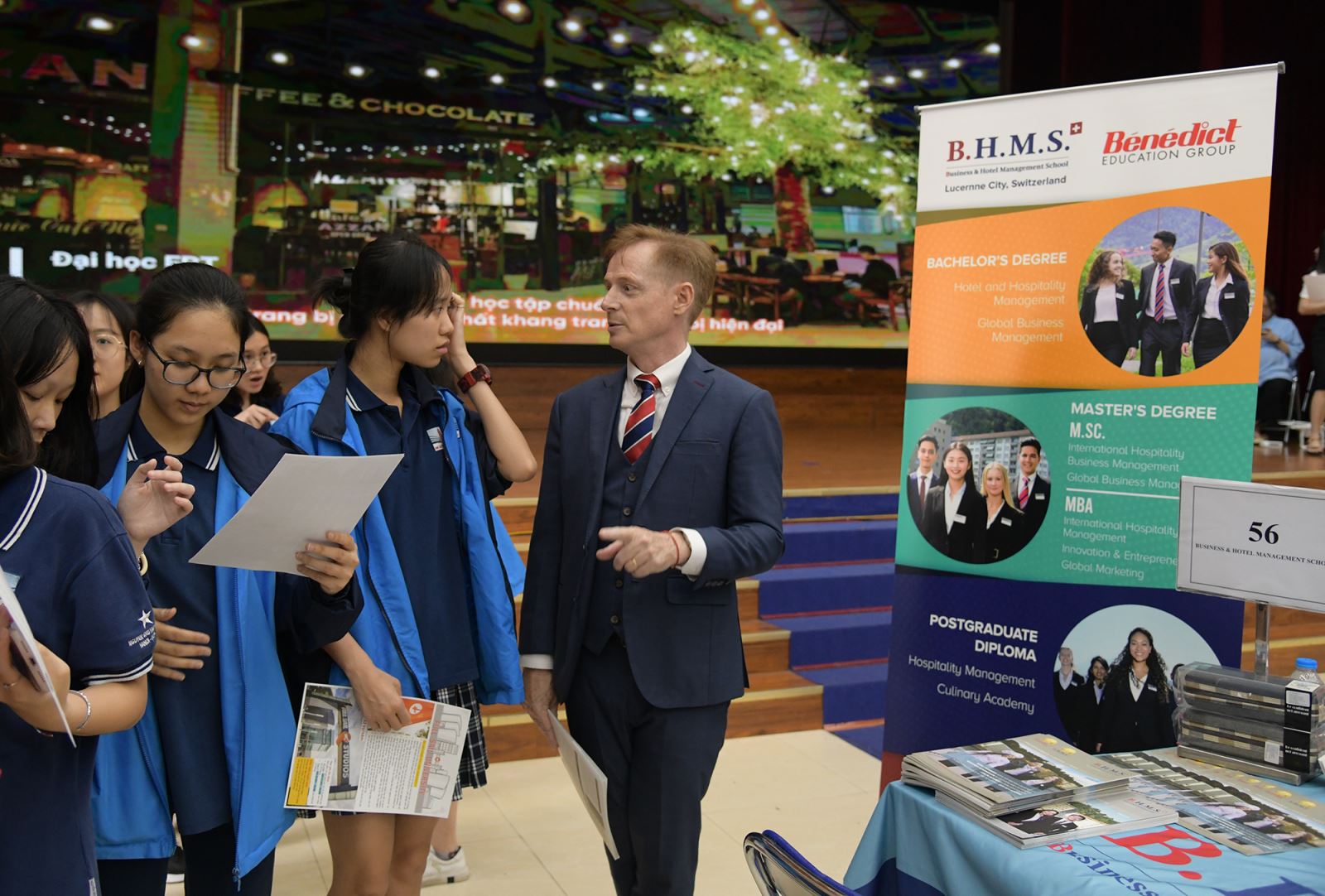 66 trường quốc tế và trong nước tham dự ngày hội hướng nghiệp Nguyễn Siêu