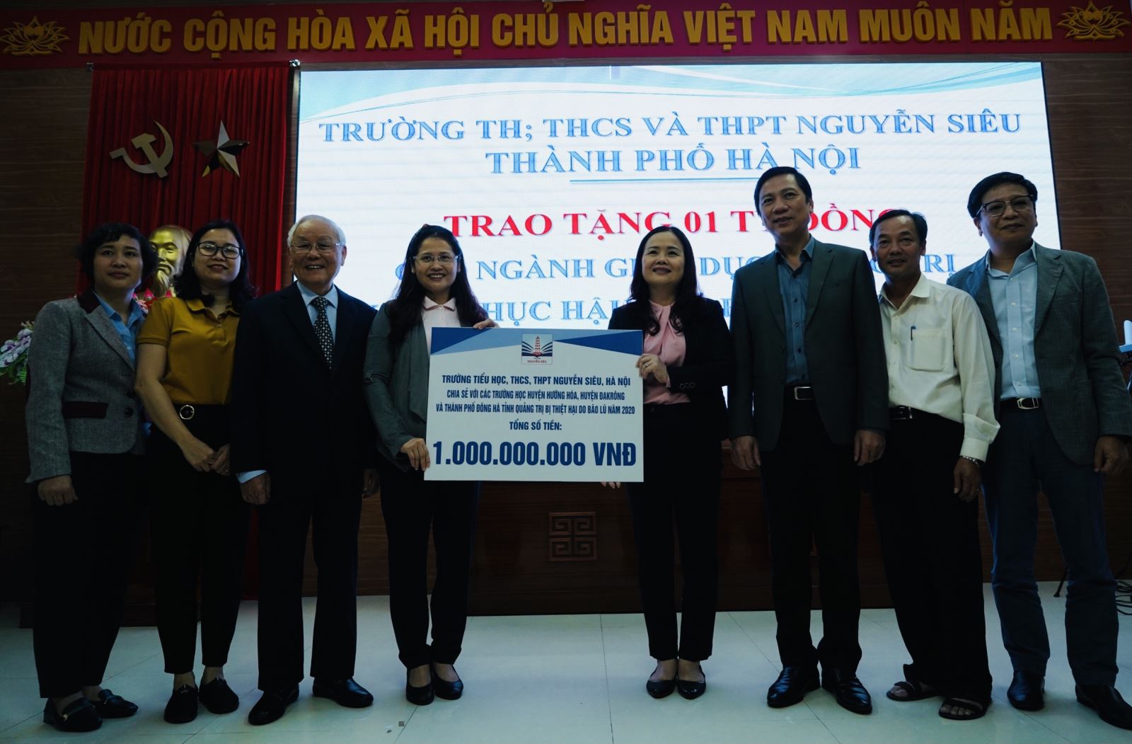 Trường Nguyễn Siêu trao tặng ngành Giáo dục Quảng Trị 1 tỉ đồng