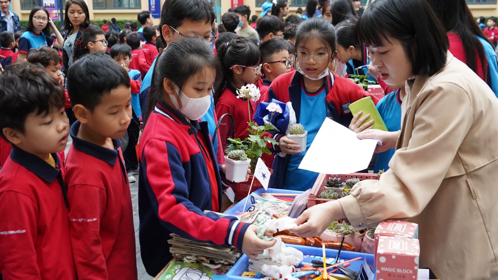 Học sinh hào hứng phân loại rác, nhận quà