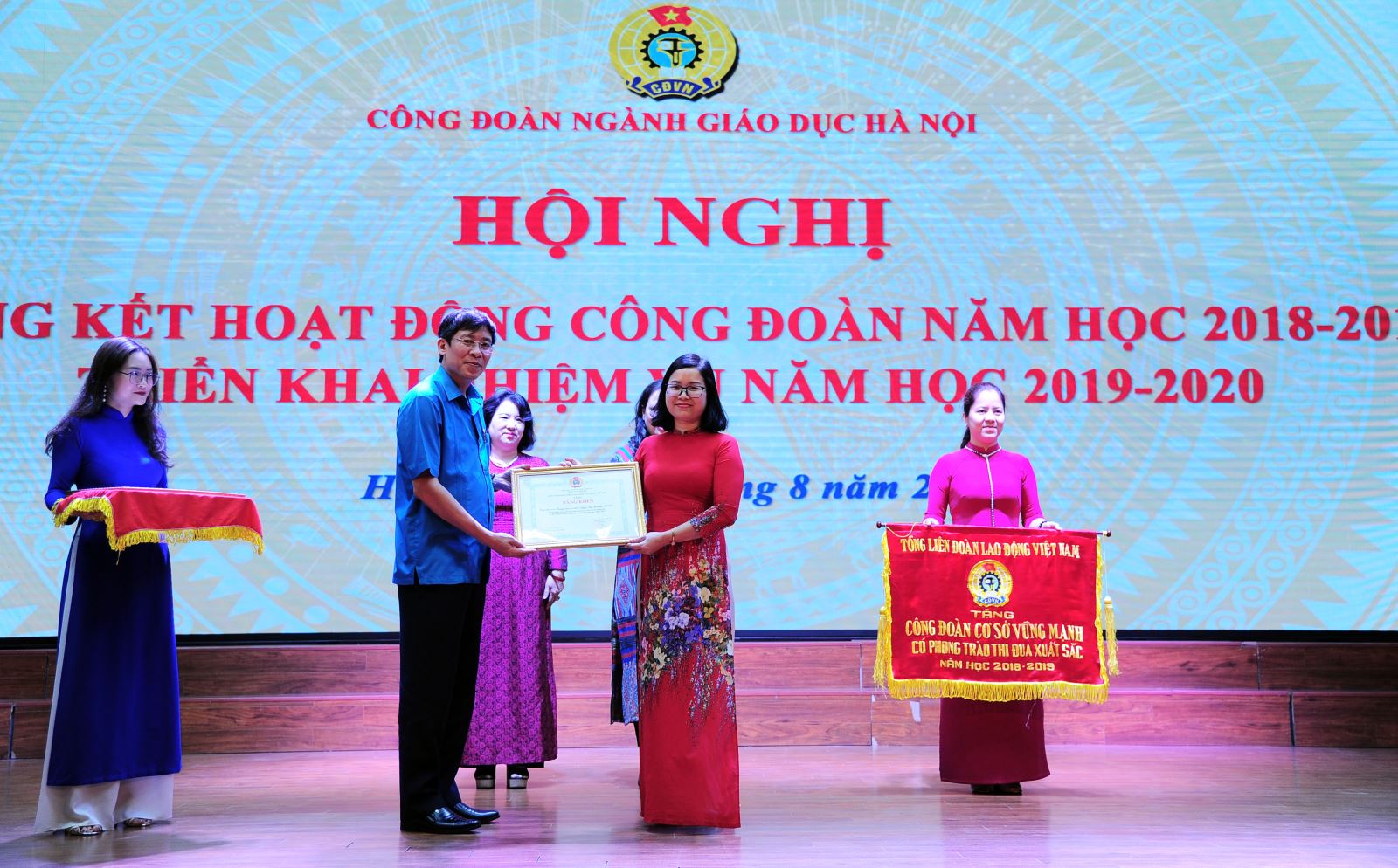 Công đoàn Trường Nguyễn Siêu nhận bằng khen của Tổng Liên đoàn Lao động VN