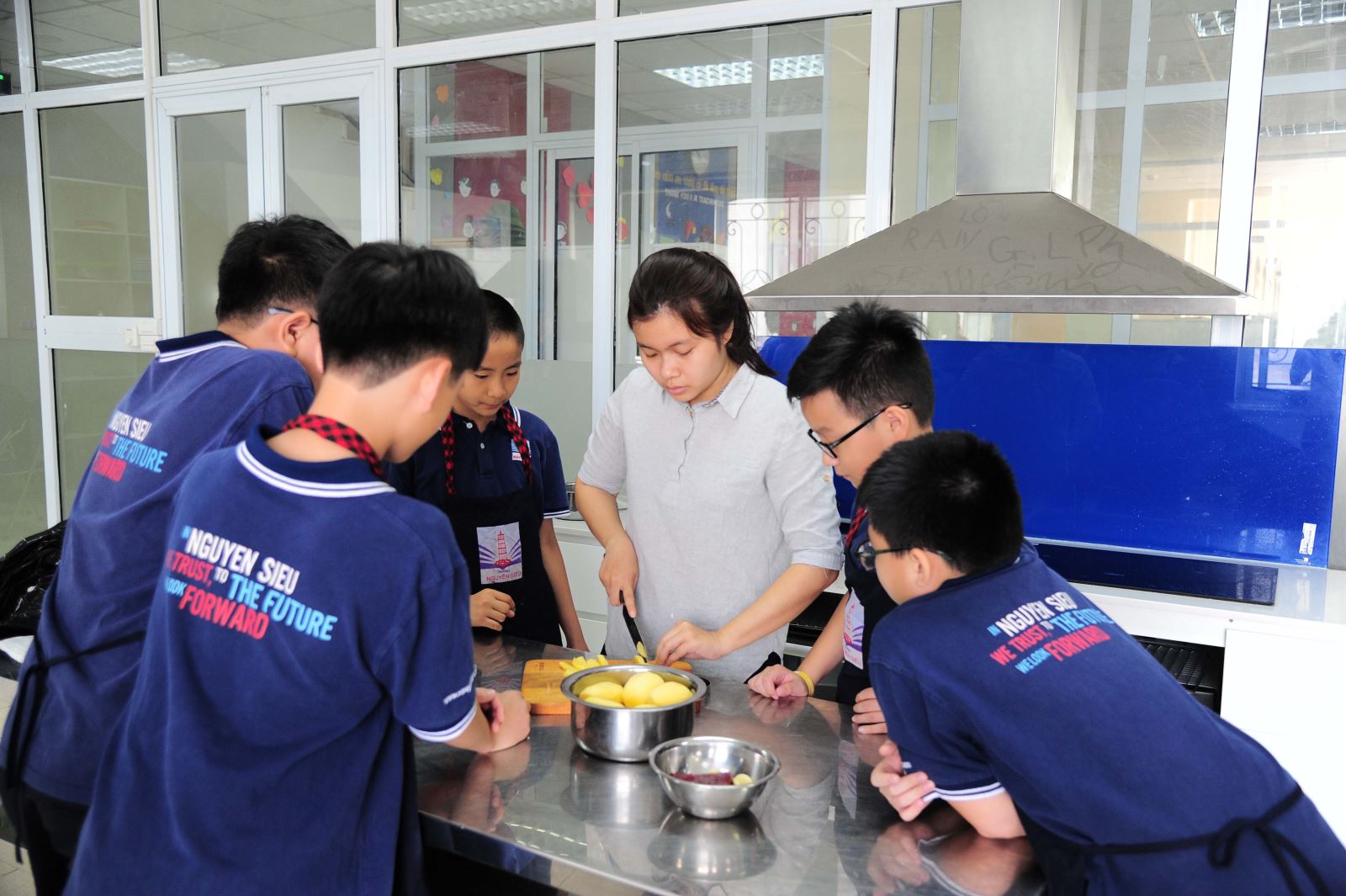 Bữa trưa thịnh soạn của những nhà nội trợ lớp 6