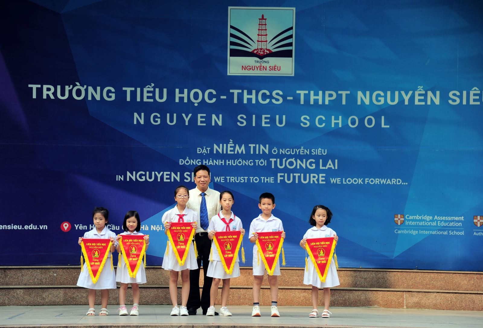Trao thưởng các cuộc thi vẽ tranh và viết bài thu hoạch cho học sinh Tiểu học