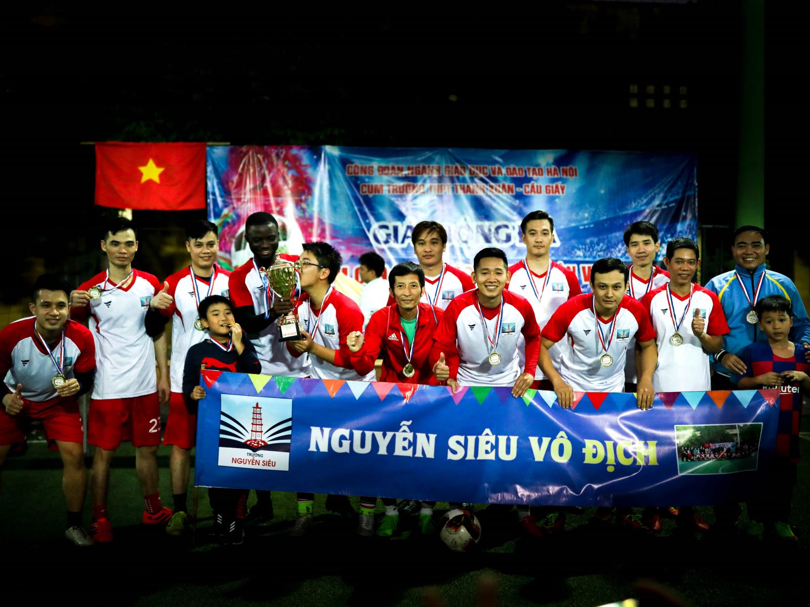 Đội bóng đá Nguyễn Siêu vô địch: Để thấy mình được yêu thương…