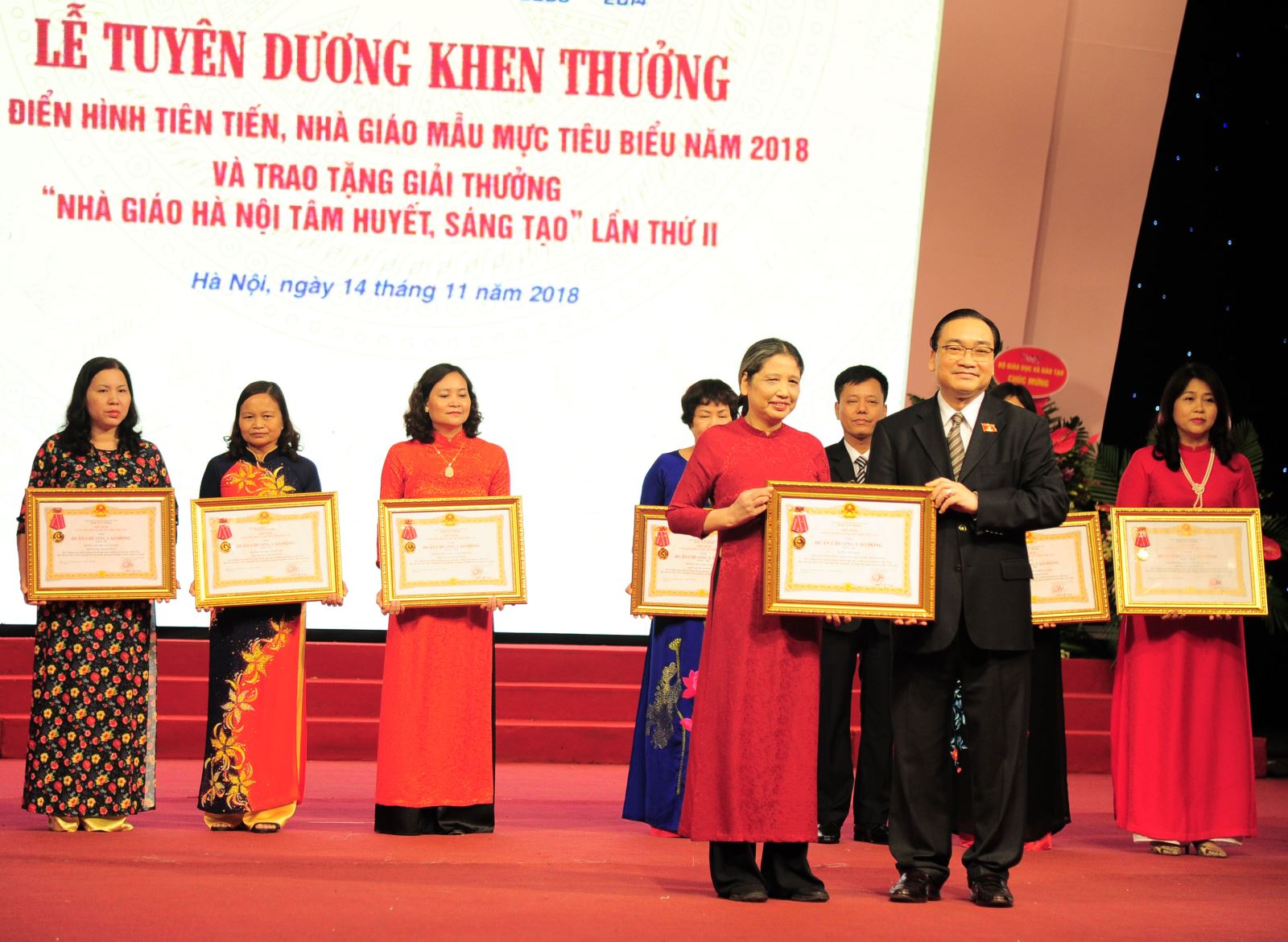 Hiệu trưởng Dương Thị Thịnh nhận Huân chương Lao động hạng Ba