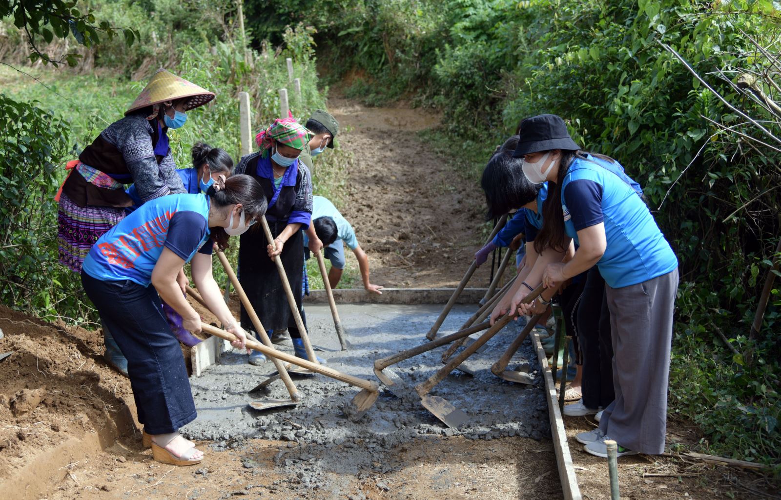 80 tấn xi măng ủng hộ "Con đường em tới trường" xã vùng cao Mù Cang Chải