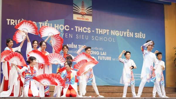 Khối 10 tổ chức sinh hoạt chủ điểm "Hướng về cội nguồn"