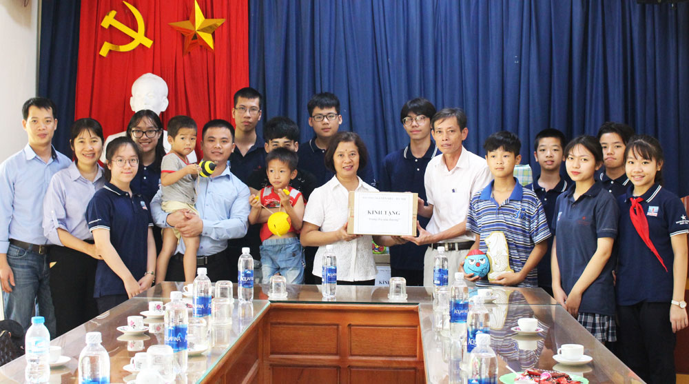 Sẻ chia với trẻ mồ côi huyện Kim Bảng
