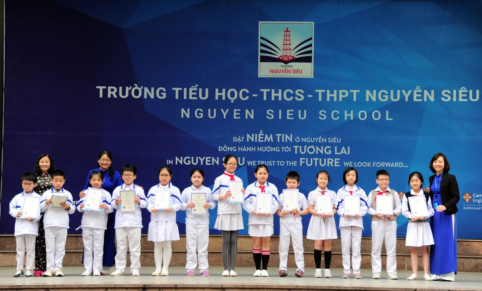 Vinh danh học sinh đạt giải kỳ thi Olympic tiếng Anh cấp trường