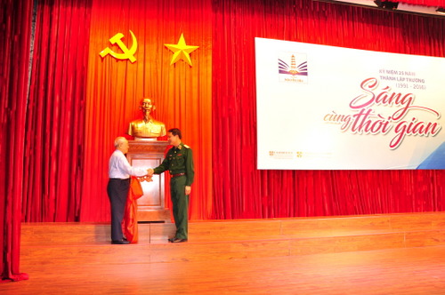 Bộ Tư lệnh Bảo vệ Lăng tặng tượng Bác Hồ cho Trường Nguyễn Siêu