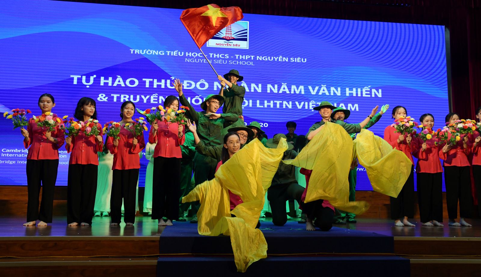 "Tiến về Hà Nội", "Mẹ tôi" trong tâm tình học sinh lớp 11 Nguyễn Siêu