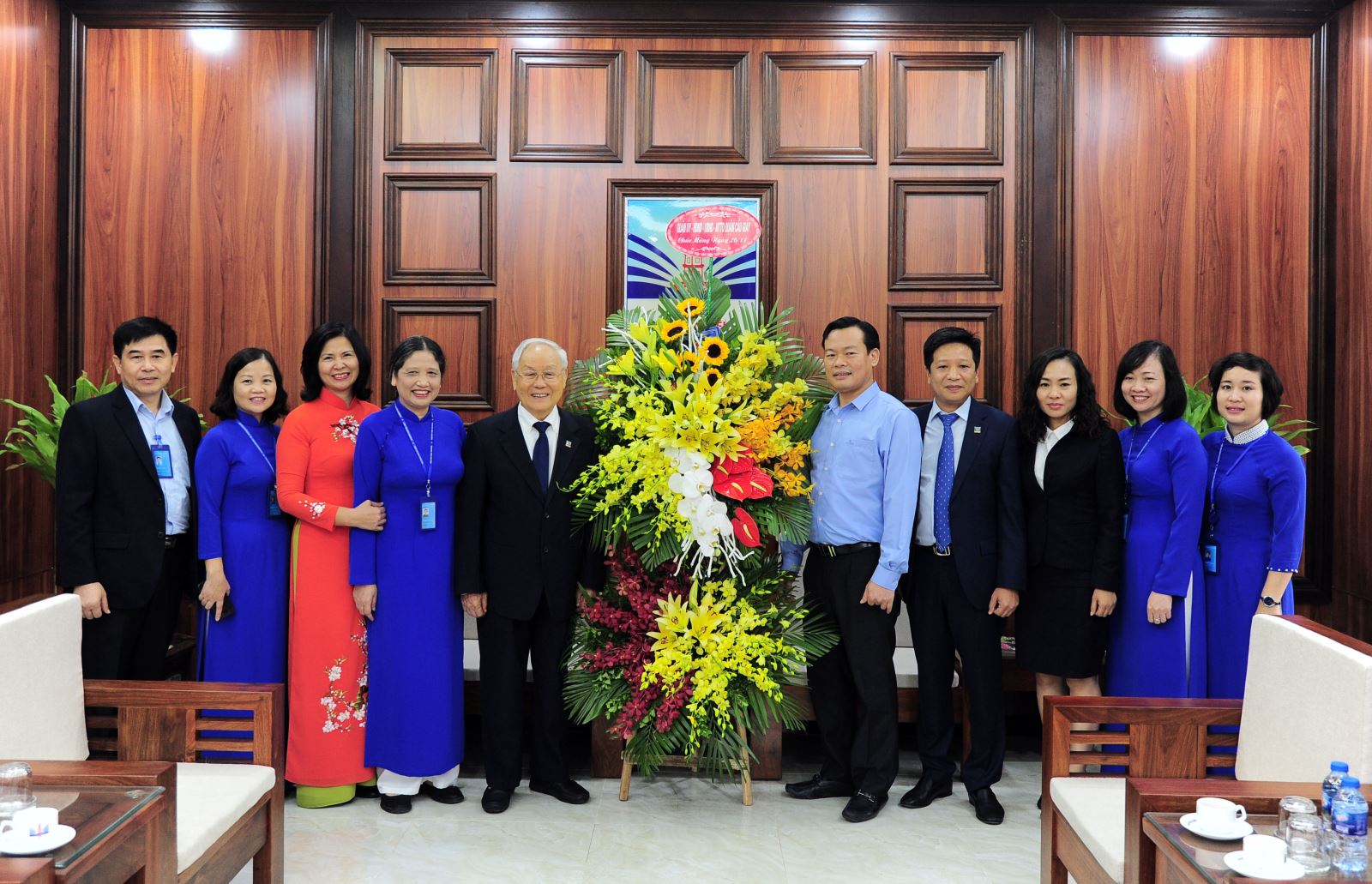 Chủ tịch UBND quận Cầu Giấy chúc mừng, tham quan trường Nguyễn Siêu