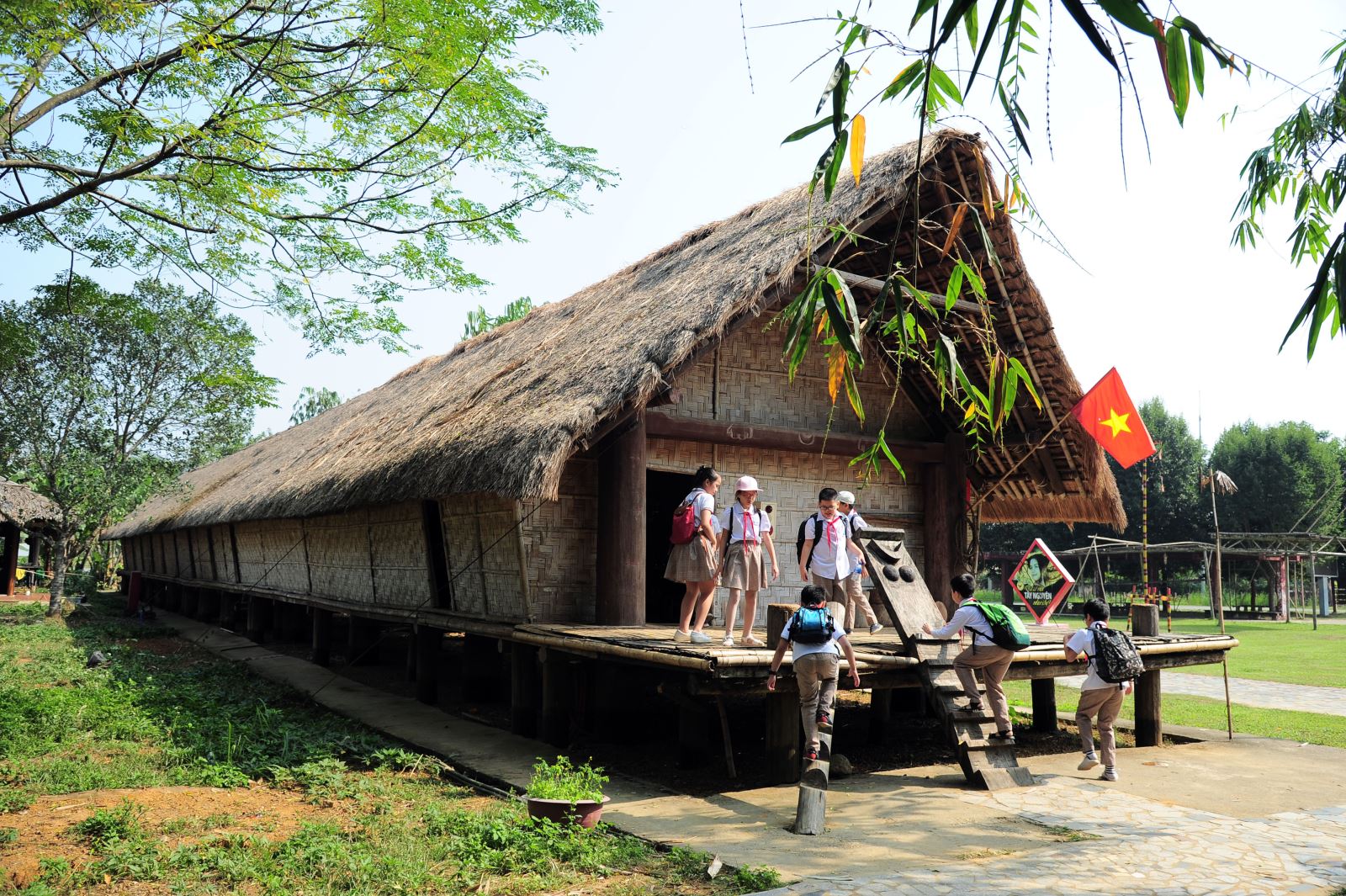 Ném còn, làm bánh tình yêu & vũ điệu Tà Ôi