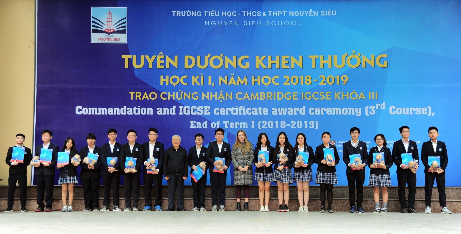 Tuyên dương, khen thưởng học kỳ I & trao chứng nhận Cambridge IGCSE khóa III