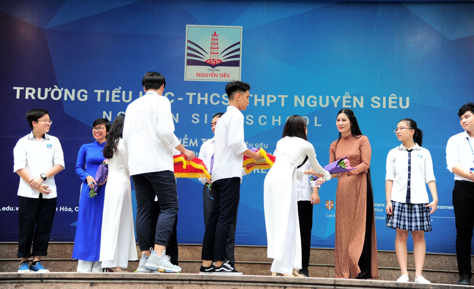 Kỷ niệm 28 năm thành lập trường Nguyễn Siêu, hưởng ứng tháng ATGT