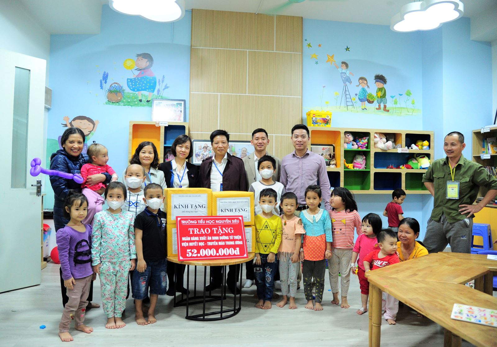 Trường Nguyễn Siêu thăm, tặng quà bệnh nhi Viện Huyết học - Truyền máu TW