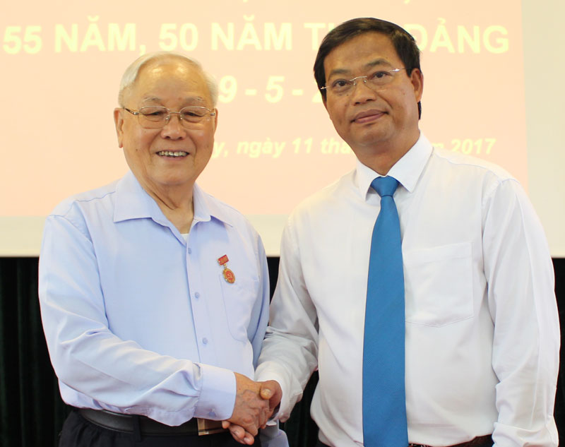 NGƯT Nguyễn Trọng Vĩnh nhận Huy hiệu 60 năm tuổi Đảng
