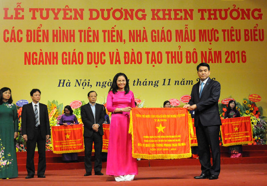 Trường Nguyễn Siêu nhận tuyên dương của Chính phủ