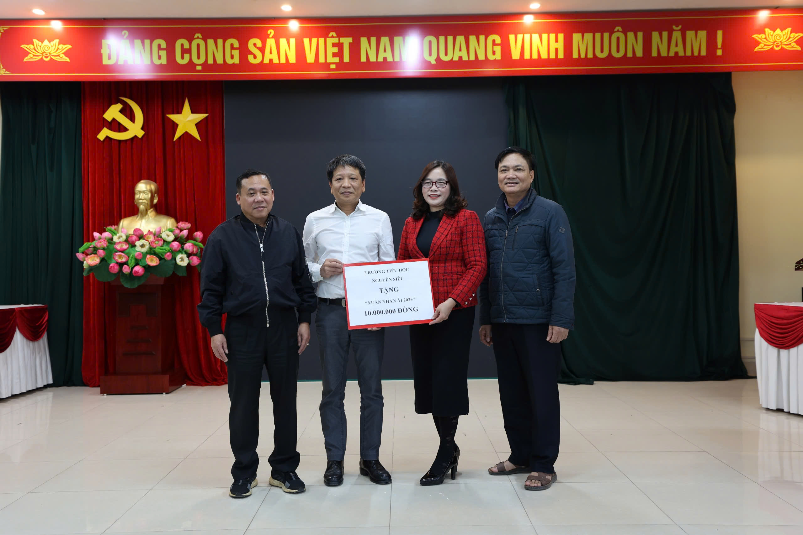 Trao quà cho những hoàn cảnh khó khăn phường Yên Hòa - Cầu Giấy. 