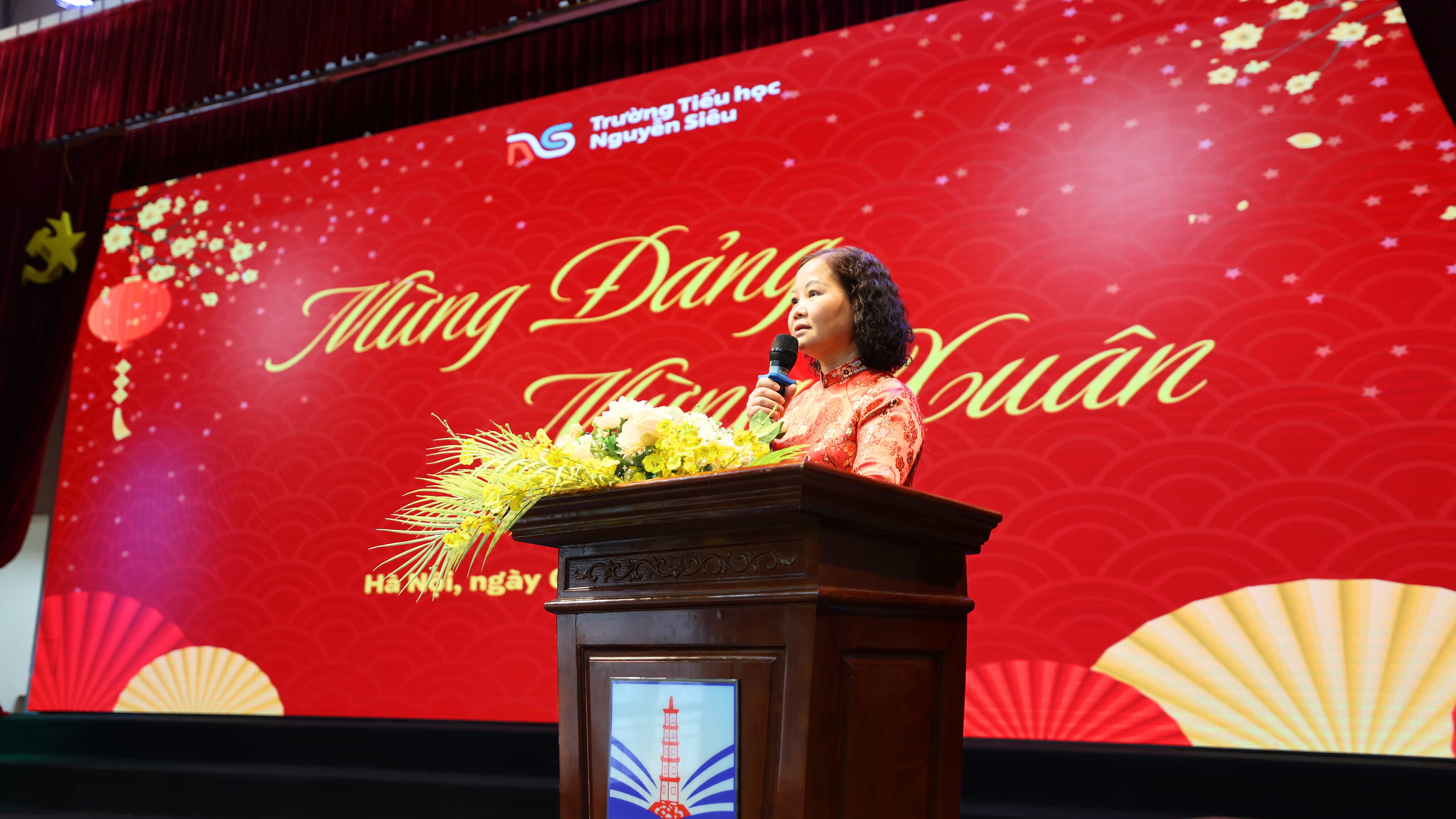 chào cờ xuân