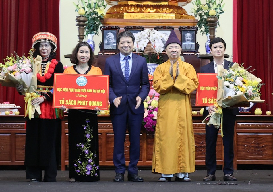 Hoà thượng Thích Thanh Quyết và đại diện Trường Tiểu học Nguyễn Siêu trao tặng Tủ sách Phật Quang cho các điểm trường.