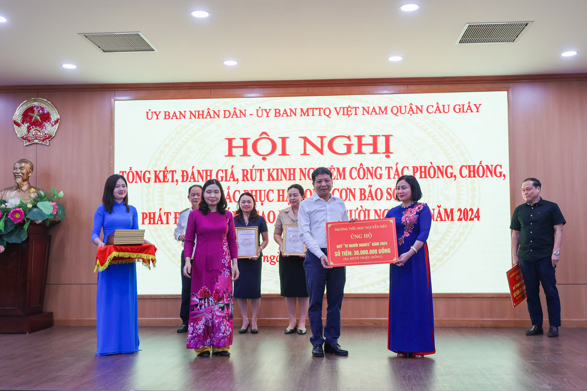 Ông Nguyễn Vĩnh Hạnh trao tiền ủng hộ quỹ “Vì người nghèo” quận Cầu Giấy năm 2024